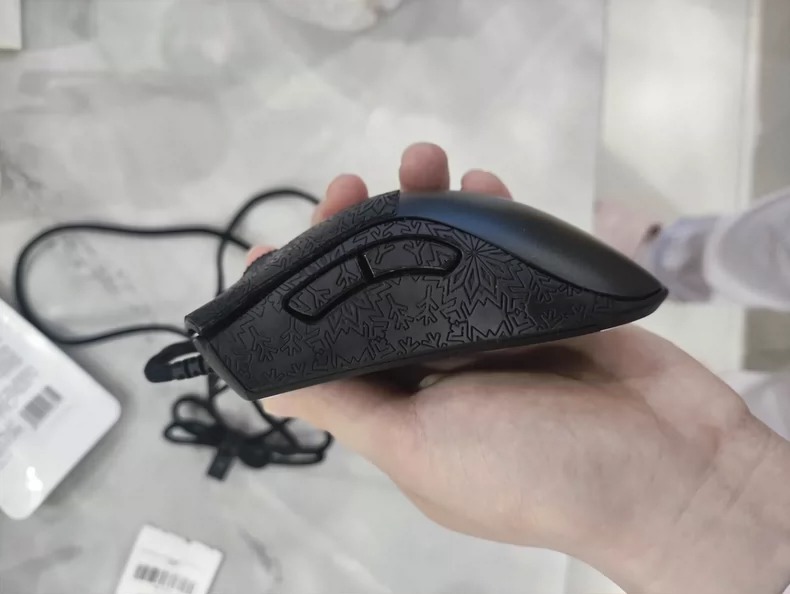 Razer雷蛇 炼狱蝰蛇v2mini 没有拆修没有打油，贴着防滑贴使用的